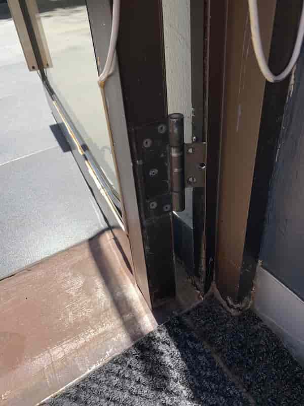 Aluminium shop front door